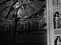 Reims, Cathedrale, Facade occidentale, Revers, Trumeau, St Nicaise, eveque fondateur, decapite en 407 par les Vandales